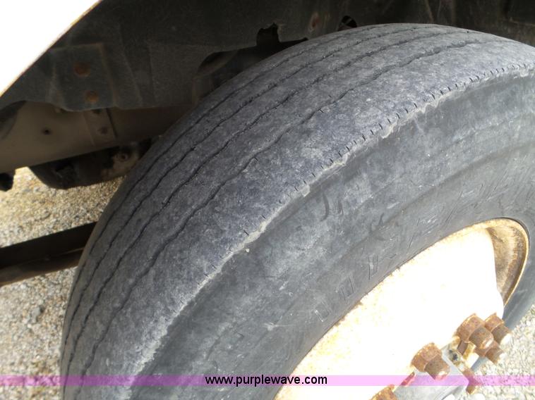 image for item L5064 1993 International 9400 semi truck