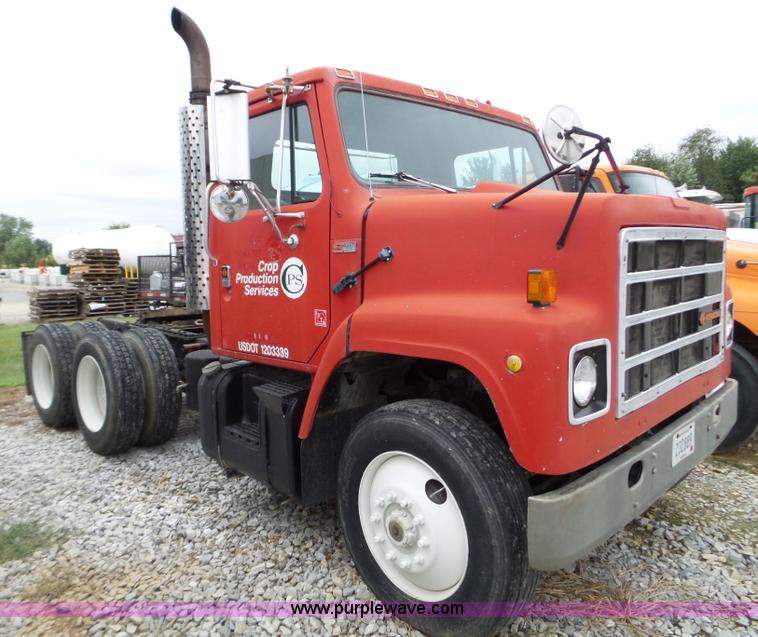 image for item L5071 1987 International F2275 semi truck