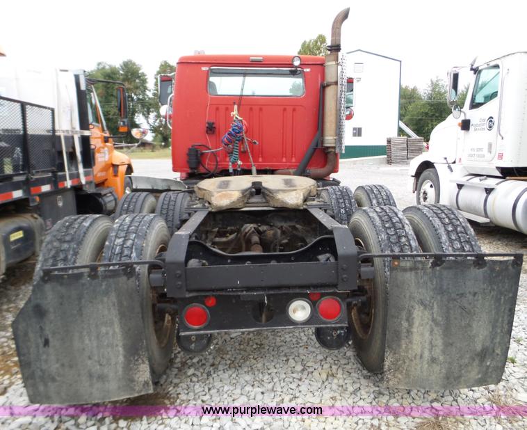 image for item L5071 1987 International F2275 semi truck