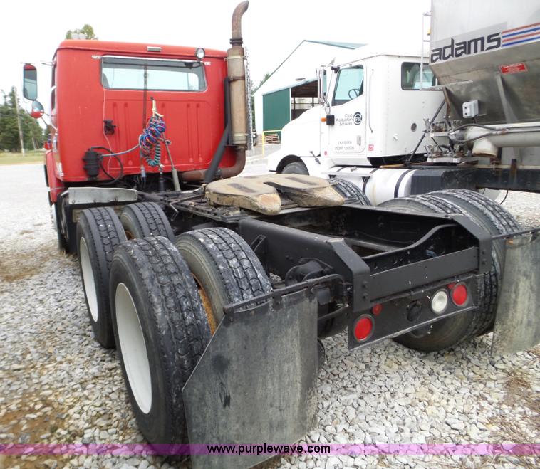 image for item L5071 1987 International F2275 semi truck
