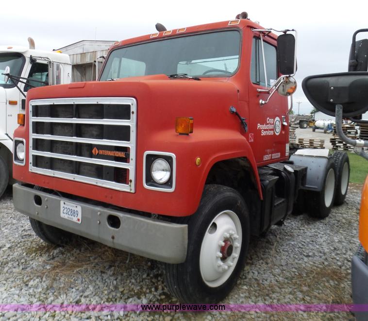 image for item L5071 1987 International F2275 semi truck