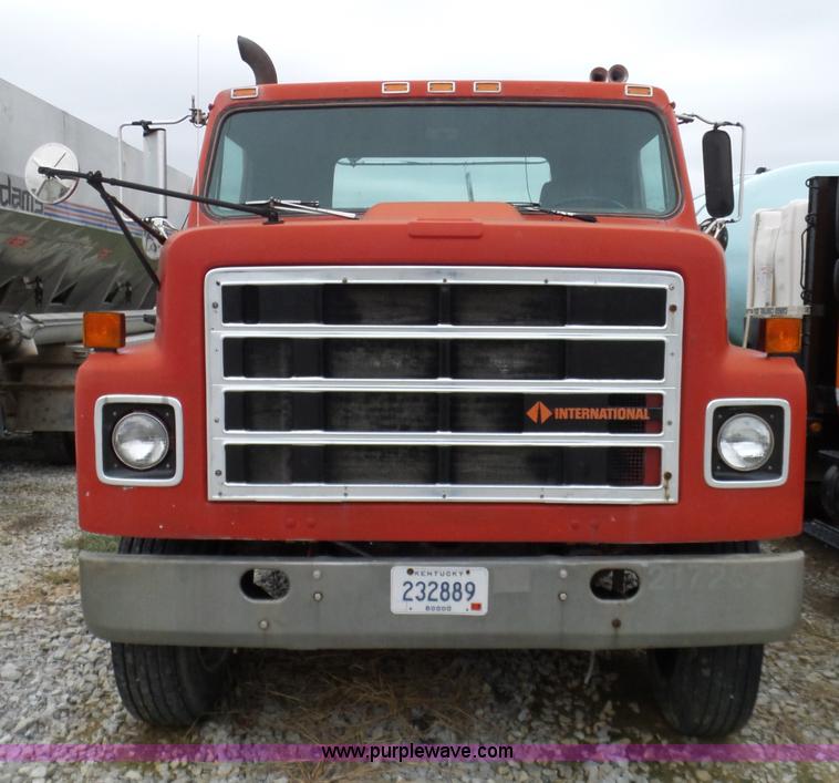 image for item L5071 1987 International F2275 semi truck