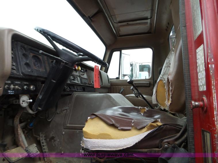 image for item L5071 1987 International F2275 semi truck