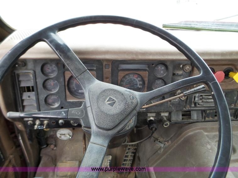 image for item L5071 1987 International F2275 semi truck