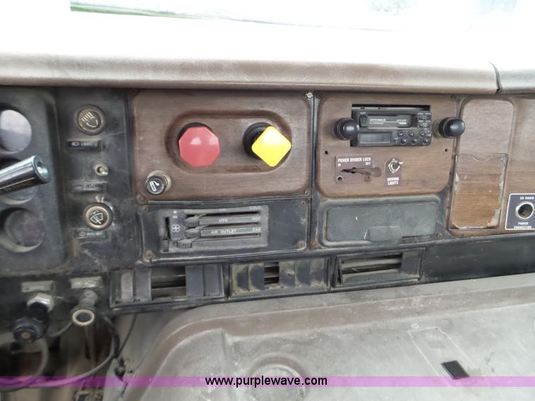 image for item L5071 1987 International F2275 semi truck