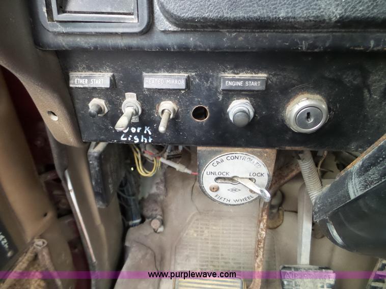 image for item L5071 1987 International F2275 semi truck