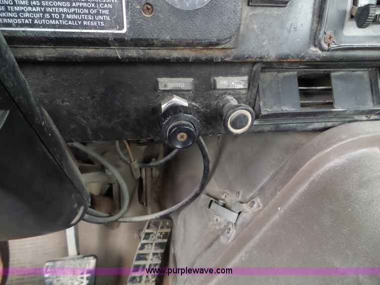 image for item L5071 1987 International F2275 semi truck
