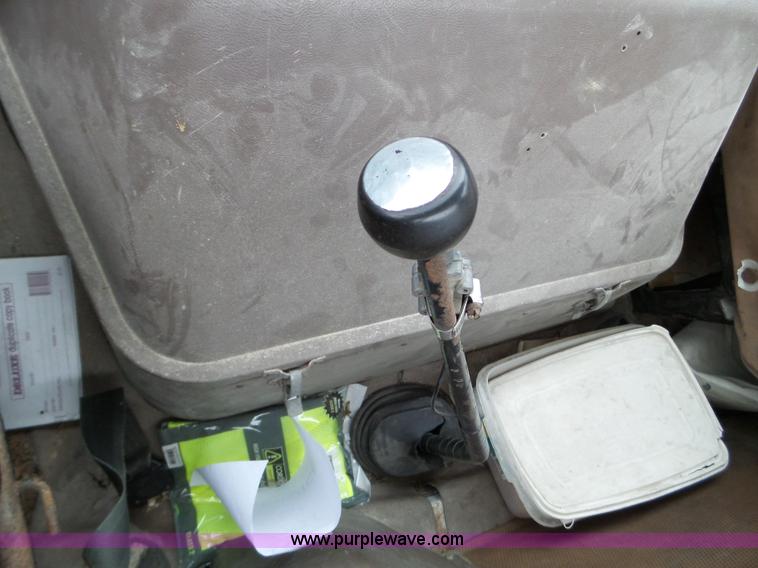 image for item L5071 1987 International F2275 semi truck