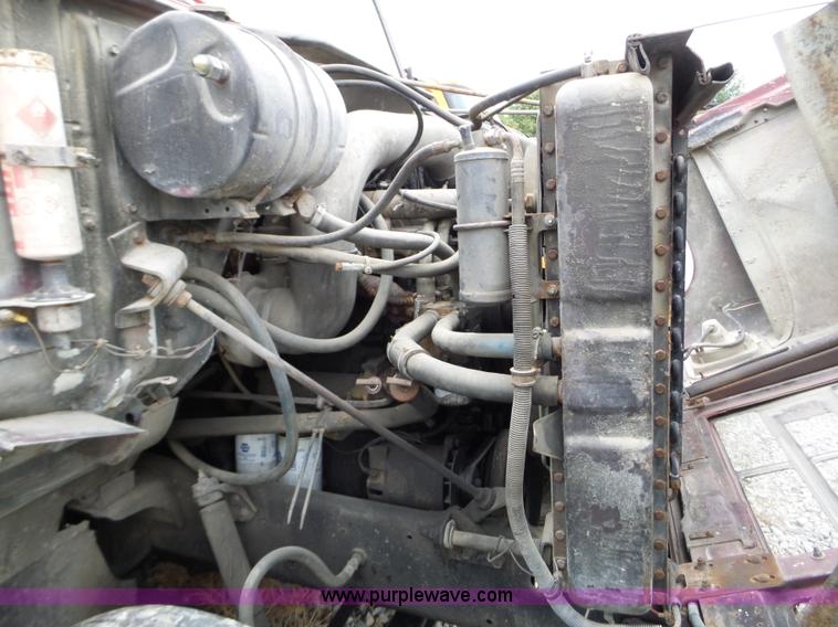 image for item L5071 1987 International F2275 semi truck