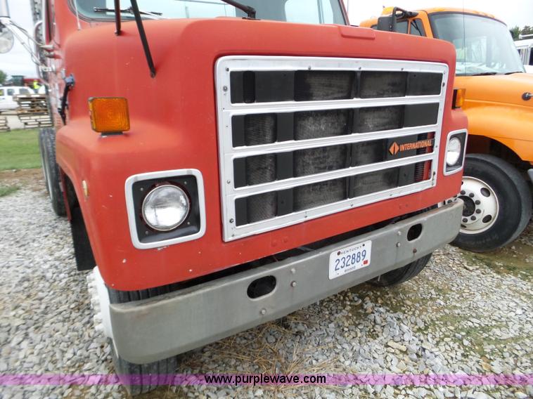 image for item L5071 1987 International F2275 semi truck