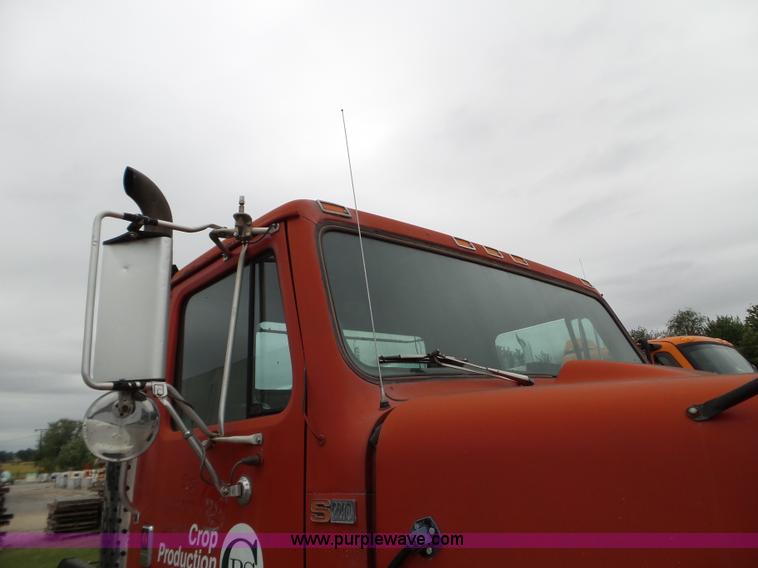 image for item L5071 1987 International F2275 semi truck