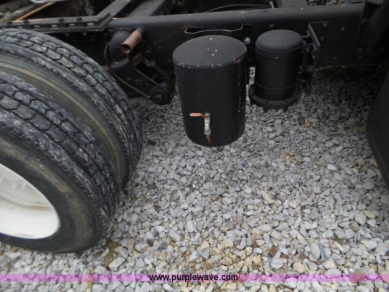 image for item L5071 1987 International F2275 semi truck