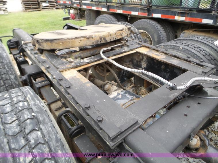 image for item L5071 1987 International F2275 semi truck