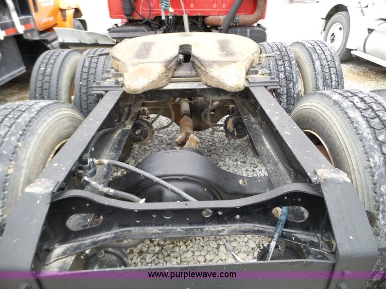 image for item L5071 1987 International F2275 semi truck
