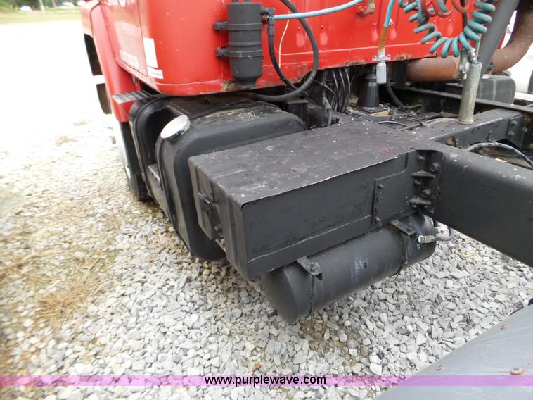 image for item L5071 1987 International F2275 semi truck