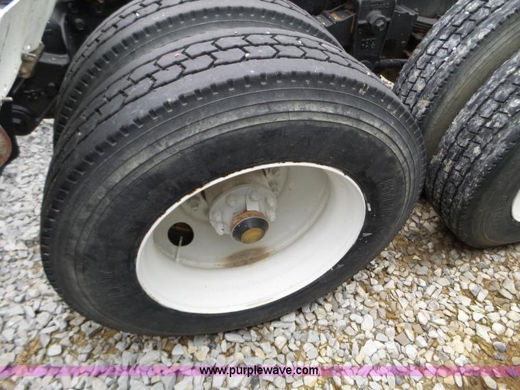 image for item L5071 1987 International F2275 semi truck