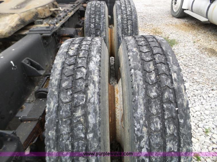 image for item L5071 1987 International F2275 semi truck