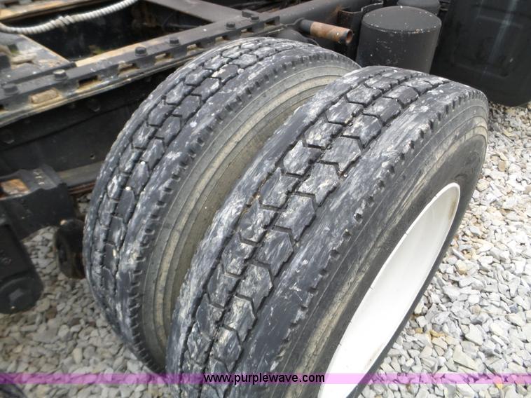 image for item L5071 1987 International F2275 semi truck