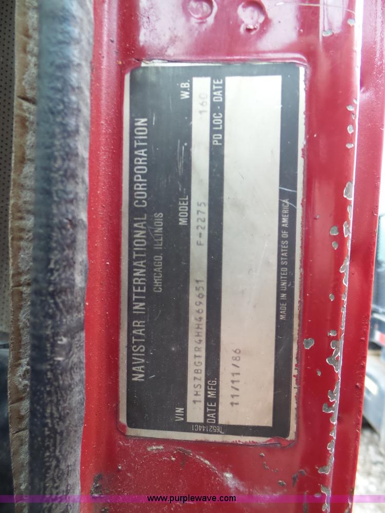 image for item L5071 1987 International F2275 semi truck