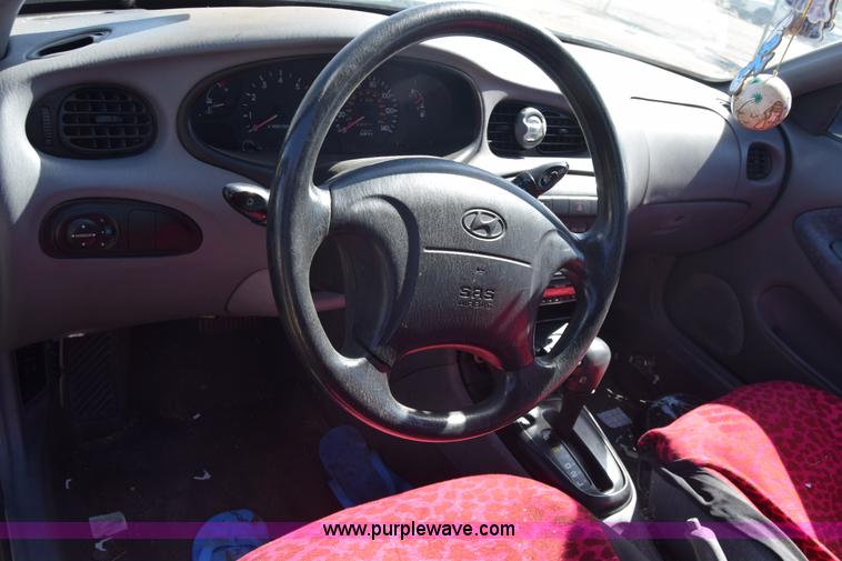 image for item J7090 2000 Hyundai Elantra