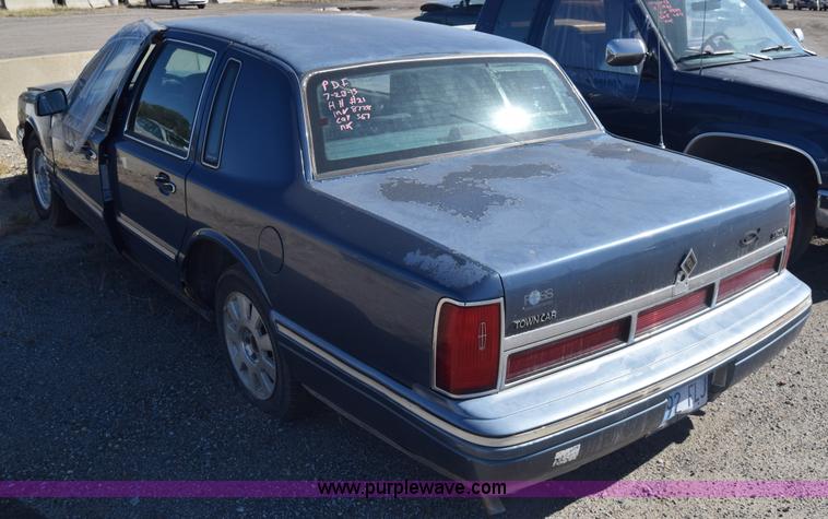 image for item J7098 1996 Lincoln Town Car