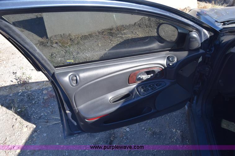 image for item J7099 2002 Chrysler Concorde LXI