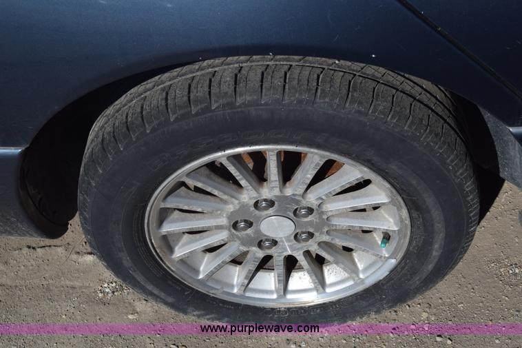 image for item J7099 2002 Chrysler Concorde LXI