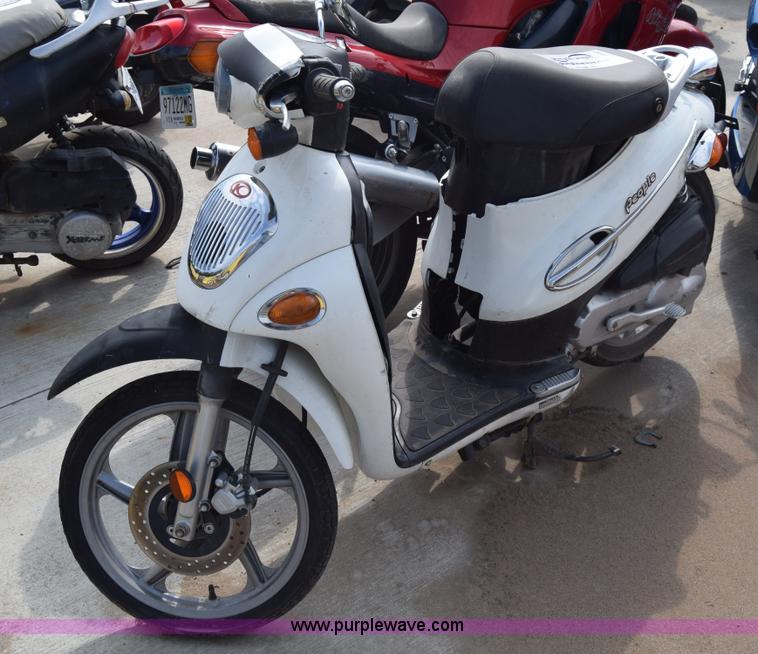 image for item J7242 2005 Kymc People moped