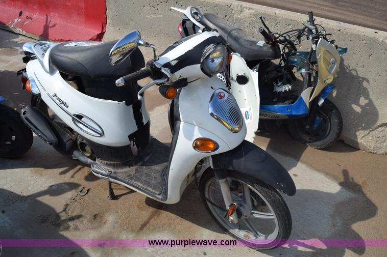 image for item J7242 2005 Kymc People moped