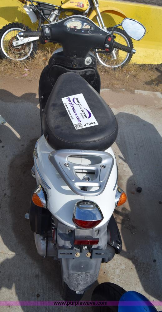 image for item J7242 2005 Kymc People moped