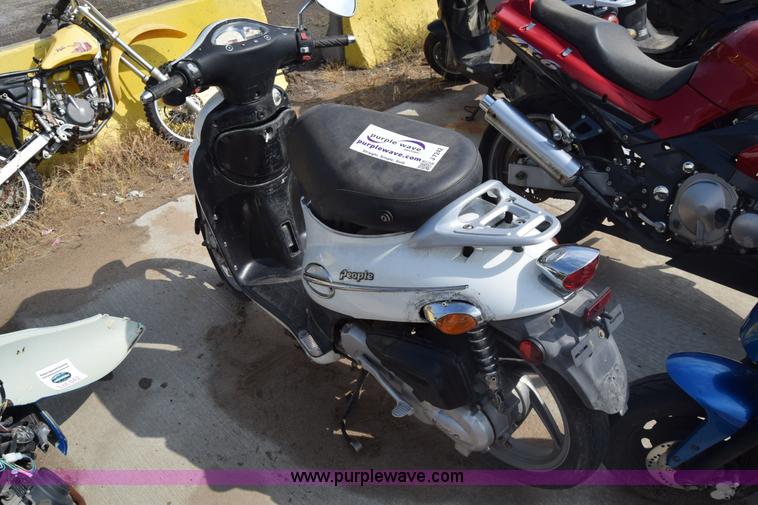 image for item J7242 2005 Kymc People moped