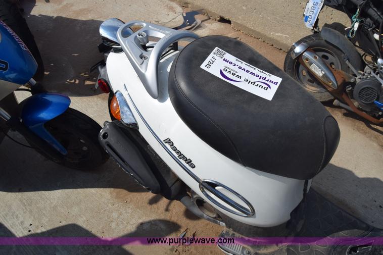 image for item J7242 2005 Kymc People moped