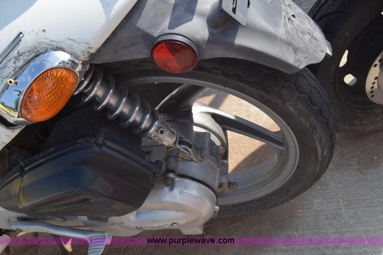 image for item J7242 2005 Kymc People moped