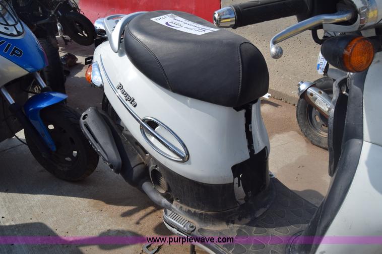 image for item J7242 2005 Kymc People moped