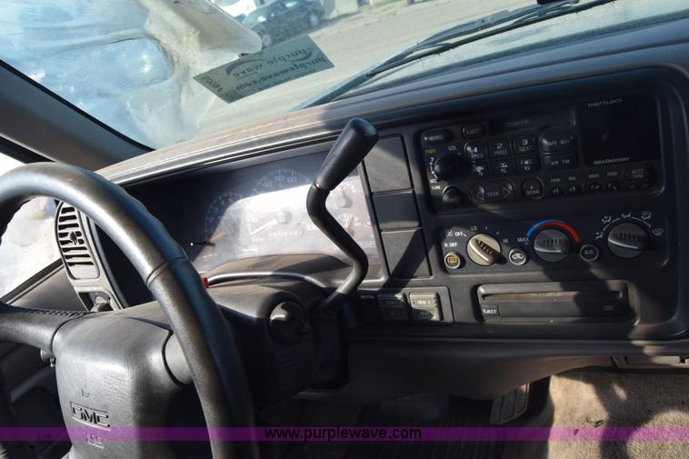 image for item J8009 1999 GMC Yukon SLE SUV