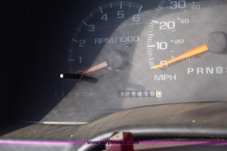 image for item J8009 1999 GMC Yukon SLE SUV