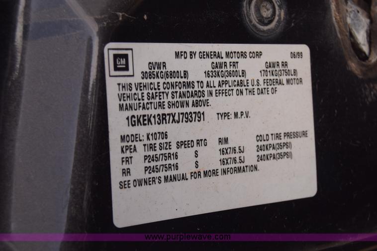 image for item J8009 1999 GMC Yukon SLE SUV