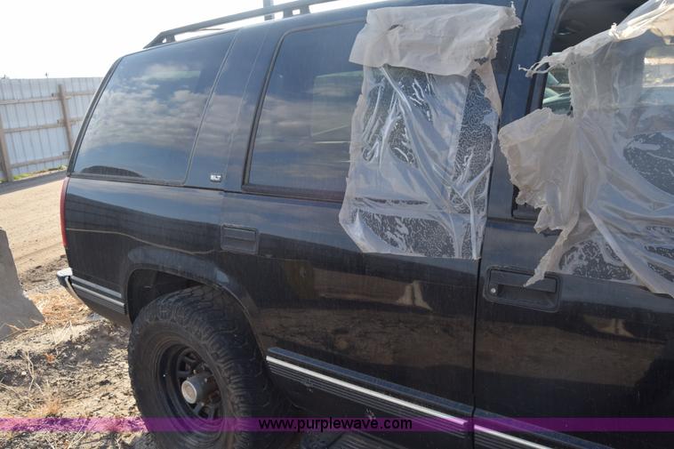 image for item J8009 1999 GMC Yukon SLE SUV