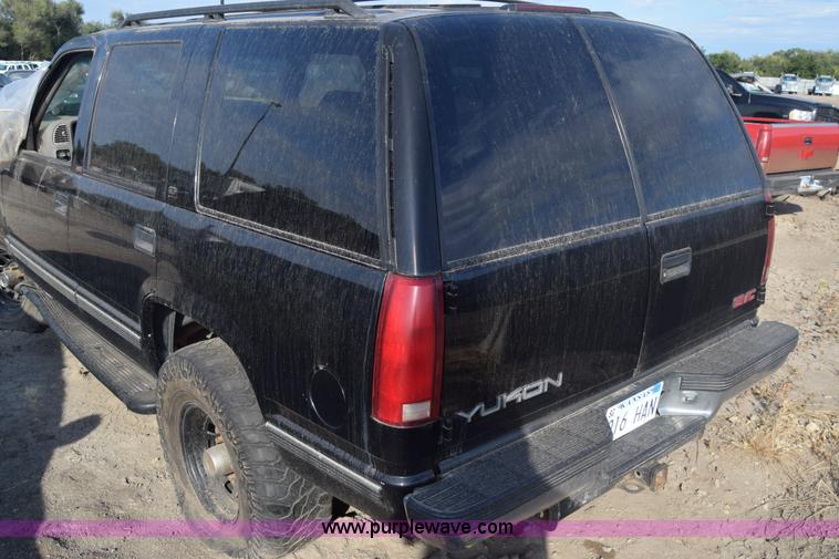 image for item J8009 1999 GMC Yukon SLE SUV