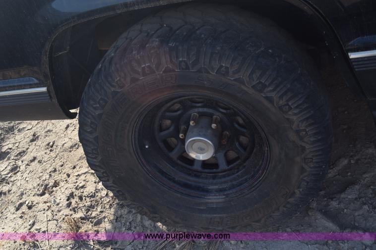 image for item J8009 1999 GMC Yukon SLE SUV