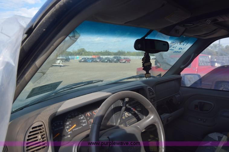 image for item J8009 1999 GMC Yukon SLE SUV