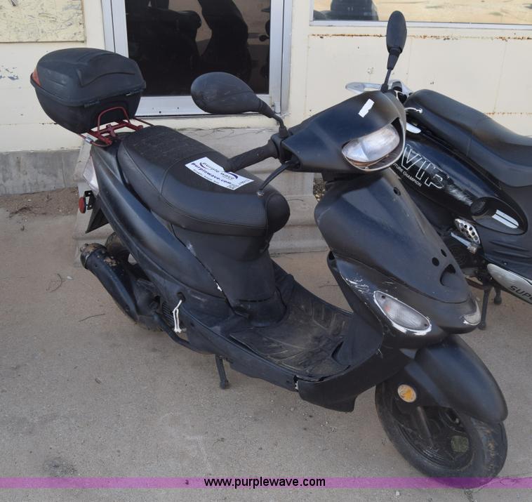image for item J8013 2013 Bashen TPGS-805 moped