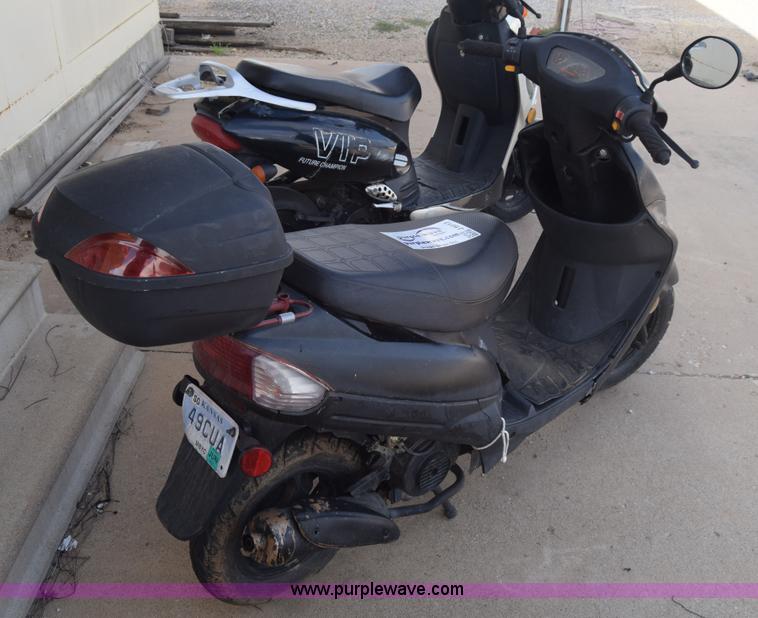 image for item J8013 2013 Bashen TPGS-805 moped