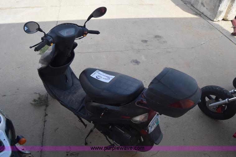 image for item J8013 2013 Bashen TPGS-805 moped
