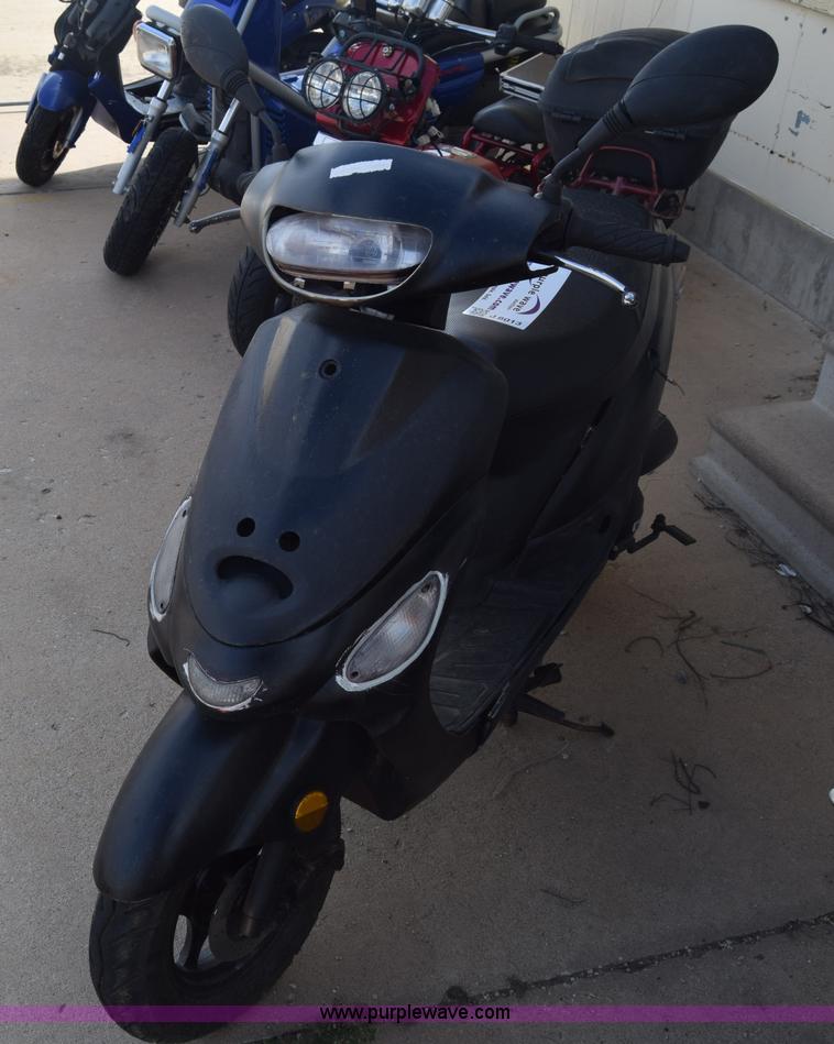 image for item J8013 2013 Bashen TPGS-805 moped