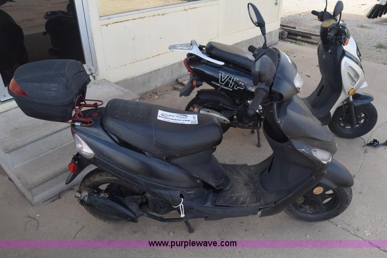 image for item J8013 2013 Bashen TPGS-805 moped