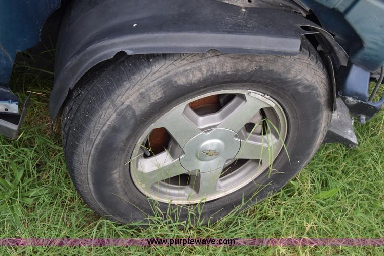 image for item J8028 2002 Chevrolet Trailblazer LS SUV