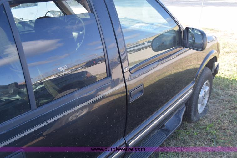 image for item K4757 2000 Chevrolet Blazer SUV