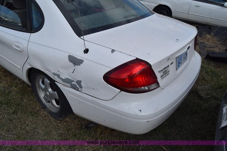 image for item K4761 2004 Ford Taurus