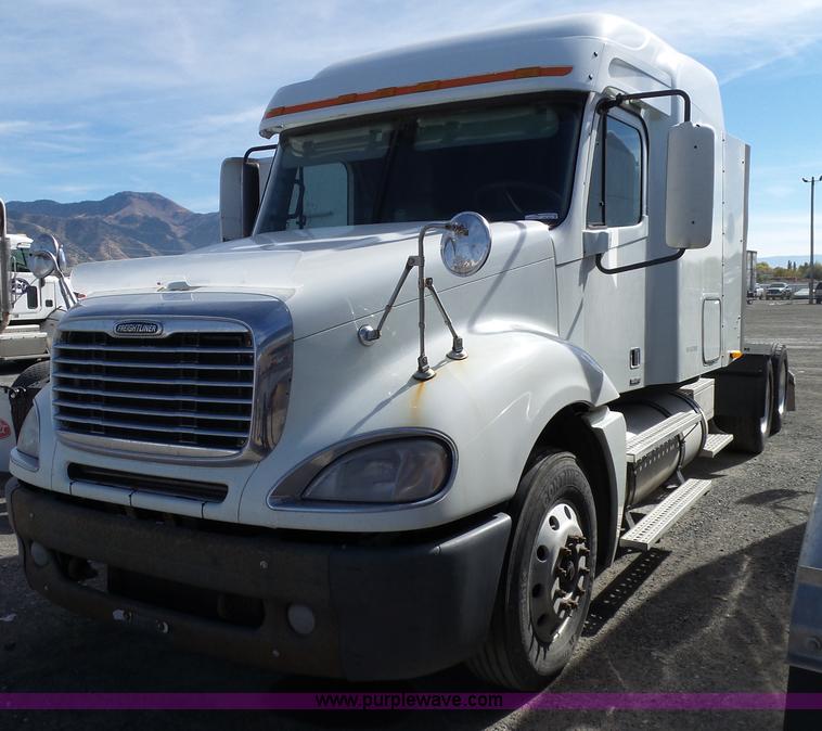 image for item BN9431 2005 Freightliner Columbia semi truck